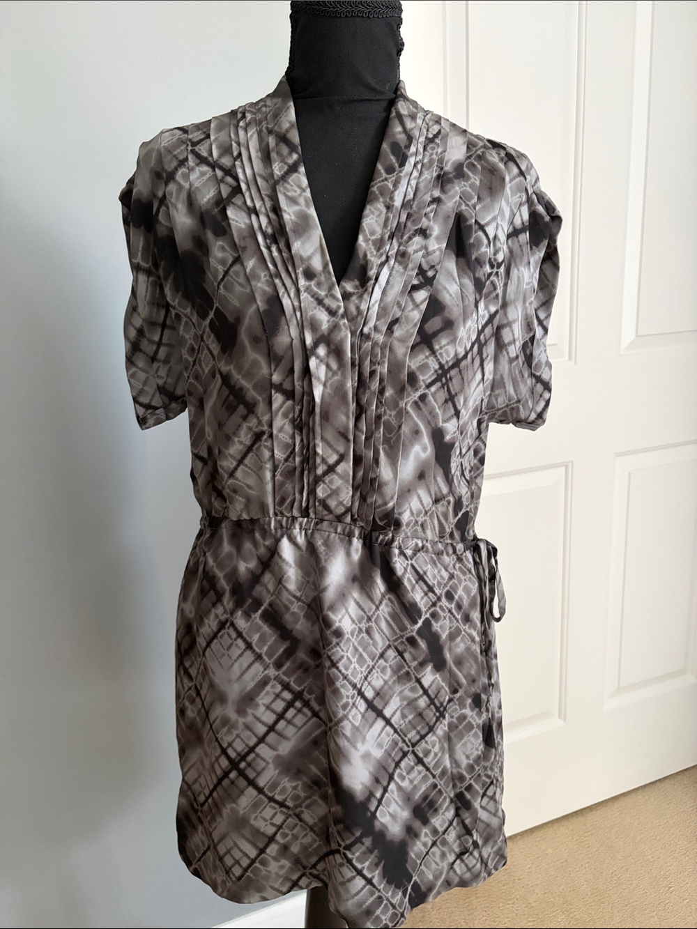 Banana Republic Gray Patterned V-Neck Tie-Waist Tunic